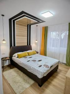 Un pat sau paturi într-o cameră la Confort Apartament