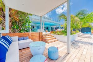 ein Wohnzimmer mit einem Sofa und einem Tisch in der Unterkunft Surfsong Villa- Luxury Water Front Villa for 12 in Maho Reef