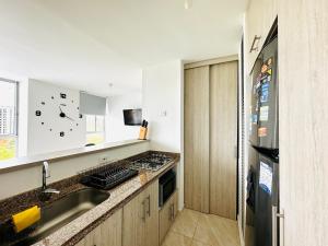 Кухня или мини-кухня в Hermoso apartamento pereira con parking y piscina
