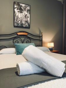 1 dormitorio con 2 camas con sábanas blancas en Hostal Paulino, en Trujillo