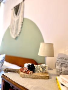 a table with a statue of a head on a bed at Villa Merci Budva in Budva