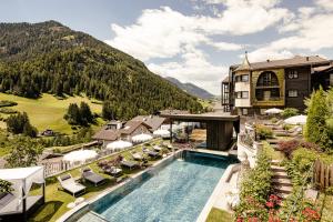 uma vista aérea de um resort com uma piscina em Alpin Garden Luxury Maison & SPA - Adults Only em Ortisei