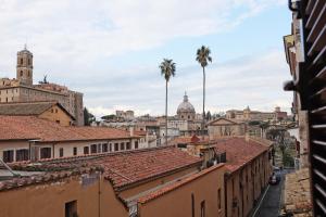 vistas a una ciudad con palmeras y edificios en Bella Nonna en Roma
