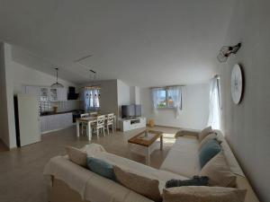 una sala de estar con un sofá y una mesa en Apartman Laura 2, en Tribunj