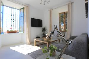 - un salon avec un canapé et une table avec une lampe dans l'établissement VILLA CLAVERO ONE Premium Apt, à Malaga