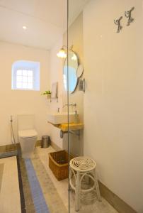 La salle de bains est pourvue d'un lavabo, de toilettes et d'un miroir. dans l'établissement VILLA CLAVERO ONE Premium Apt, à Malaga