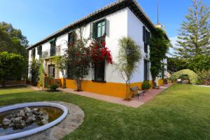 une maison avec une fontaine en face d'une cour dans l'établissement VILLA CLAVERO ONE Premium Apt, à Malaga