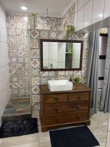 een badkamer met een wastafel en een spiegel bij at 22 Symmonds in Melmoth