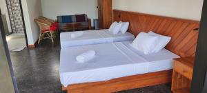 Postel nebo postele na pokoji v ubytování Mango Tree Villa Bentota