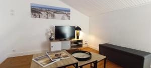 Televízia a/alebo spoločenská miestnosť v ubytovaní MER - Agreable appartement-place de parking privee