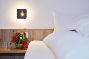 um quarto com uma cama e uma mesa com flores em Das Salzburgblick em Ainring
