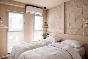 2 nebeneinander sitzende Betten in einem Schlafzimmer in der Unterkunft 4room luxury apartment, Mamilla in Jerusalem