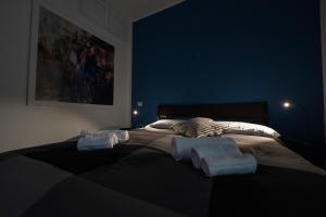 1 dormitorio con 1 cama con 2 toallas en Donna Chiara Holiday House - Toledo, en Nápoles