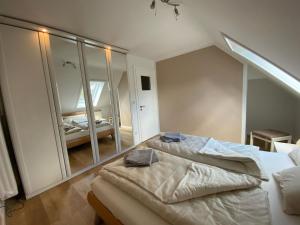 ein Schlafzimmer mit einem Bett und einem großen Spiegel in der Unterkunft Ferienhaus Hildchen an der Osterheide in Schneverdingen