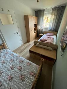 een kleine slaapkamer met een bed en een tafel bij Ferienhaus Hildchen an der Osterheide in Schneverdingen