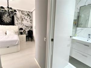 Et badeværelse på Ático Lujo Llanes + 23 billeder