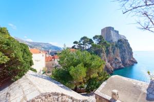 Blick auf die Amalfiküste mit einem Schloss in der Unterkunft Apartment Capitano Blue in Dubrovnik