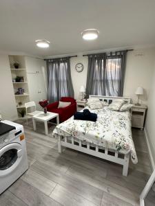 una camera con letto e lavatrice di Guest and Rest 7 a Londra