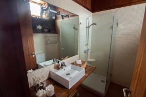 un baño con lavabo y ducha en Casa rural cerca de la costa de La Laguna, en La Laguna 6 fotos más