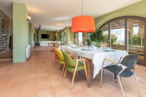 uma sala de jantar com uma mesa e cadeiras brancas em Mas Darovie em Foixá mais 27 fotografias