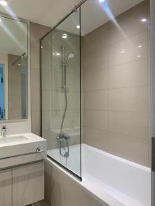 Koupelna v ubytování Enjoy modern and trendy apt at the heart of Dubai