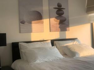 Postel nebo postele na pokoji v ubytování Enjoy modern and trendy apt at the heart of Dubai