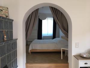 um quarto com uma cama e uma janela em Gästezimmer Weingut Höllerer em Engabrunn