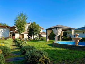 a yard with a fountain and a gazebo at Alojamiento RBOY Las Mariposas in Chillán