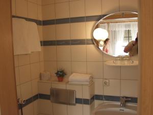 Ein Badezimmer in der Unterkunft Hotel-Restaurant-Pfaelzer-Stuben