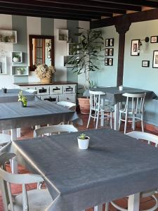 un restaurante con mesas y sillas en una habitación en Posada La Vieja Escuela en La Revilla