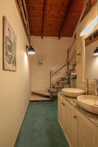 La salle de bains est pourvue de 2 lavabos et d'un escalier. dans l'établissement Avocado Villa Iason, à La Canée