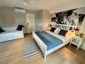 1 Schlafzimmer mit 2 Betten und Wandgemälde in der Unterkunft Hofstede Dongen Vaart in Dongen