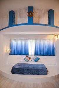 duże łóżko w pokoju z oknem w obiekcie The Voyage - Cafe Hostel CoWork w mieście Pune