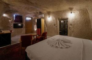 Postel nebo postele na pokoji v ubytování The Niche Cave Hotel