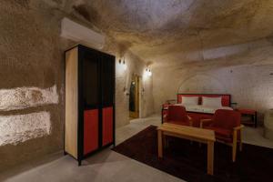 Postel nebo postele na pokoji v ubytování The Niche Cave Hotel