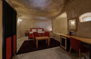 Postel nebo postele na pokoji v ubytování The Niche Cave Hotel