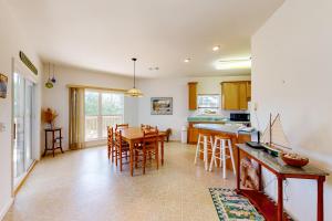 uma cozinha e sala de jantar com mesa e cadeiras em Seminole Wind em St. George Island