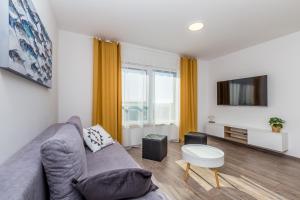 Televízia a/alebo spoločenská miestnosť v ubytovaní Apartments LUCA