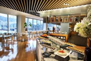Makanan di atau berdekatan hotel
