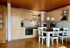 een keuken met een tafel en stoelen erin bij Ferienwohnung Weitblick am Kurpark in Braunlage