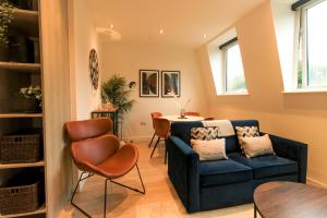 sala de estar con sofá azul y mesa en Furness House by Pay As U Stay, en Redhill