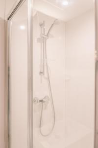 y baño con ducha con cabezal de ducha. en Ecla Paris Villejuif, en Villejuif