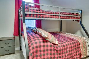 Giường tầng trong phòng chung tại Cozy Soldotna Vacation Rental Near Kenai River!