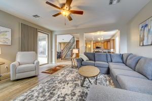 Heated Pool, Community Perks Updated Gilbert Home的休息区