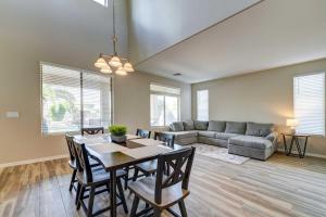 Queen CreekHeated Pool, Community Perks Updated Gilbert Home的带桌子和沙发的客厅