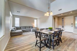 Heated Pool, Community Perks Updated Gilbert Home的休息区