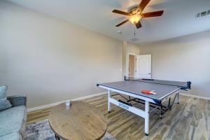 Heated Pool, Community Perks Updated Gilbert Home内部或周边的乒乓球设施