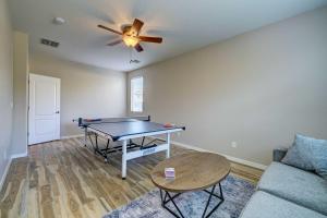 Heated Pool, Community Perks Updated Gilbert Home的休息区