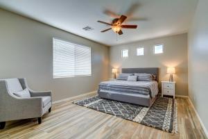 Queen CreekHeated Pool, Community Perks Updated Gilbert Home的一间卧室配有吊扇、一张床和一把椅子 更多35张照片