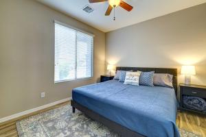 Heated Pool, Community Perks Updated Gilbert Home客房内的一张或多张床位